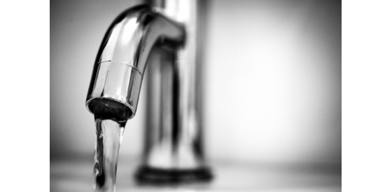 Water coming out of the end of a kitchen tap