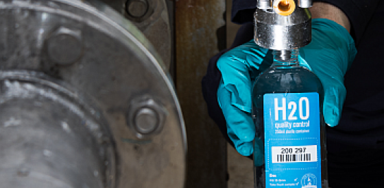 H2Olabcheck Sampling Bottle, Industrial equipment in the backgroung